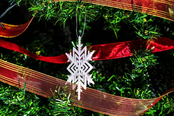 Weihnachtsschmuck Tannenbaum Geschmückter Weihnachtsbaum Tannenzweig Mit Christbaumschmuck — Stockfoto