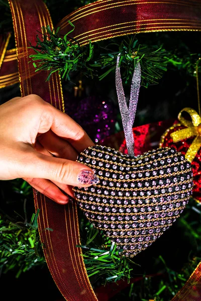 Mano Poniendo Decoraciones Navidad Forma Corazón Ramas Abeto Que Decoran —  Fotos de Stock