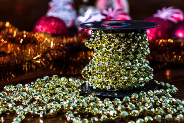 Noel Ağacını Renkli Bir Noel Kompozisyonuyla Süslemek Için Süsler Süsler — Stok fotoğraf