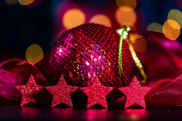 Dekorace Ozdoby Barevné Vánoční Kompozice Izolované Pozadí Rozmazaných Světel — Stock fotografie