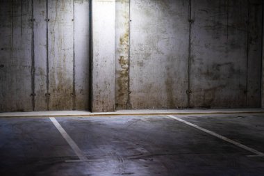 Boş otopark, loş ışık, yeraltı otoparkı..