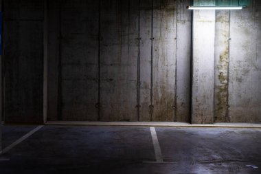 Boş otopark, loş ışık, yeraltı otoparkı..