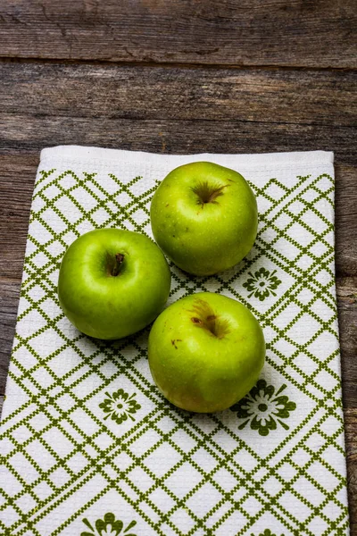 Стиглі Зелені Яблука Сільській Серветці Дерев Яному Столі — стокове фото