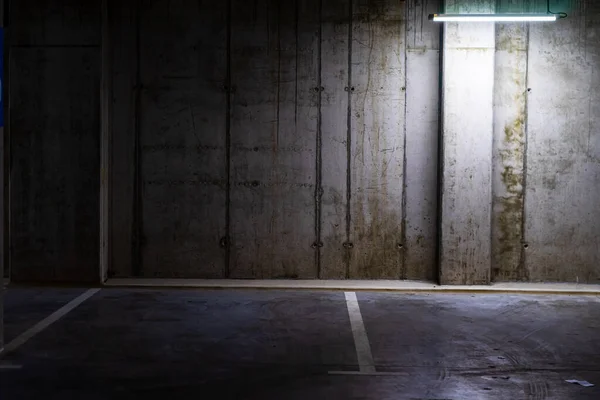 Boş otopark, loş ışık, yeraltı otoparkı..