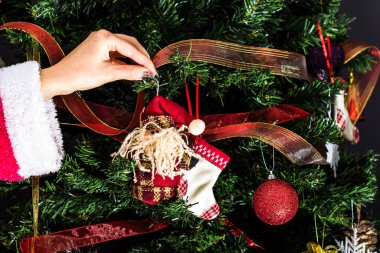 Noel ağacı süslemek, köknar dallarına Noel süslemeleri yapmak. Noel süslemeleri.