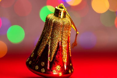 Renkli bir Noel kompozisyonu olan kırmızı parıltılı süslemeler bulanık ışıkların arka planında izole edilmiş..