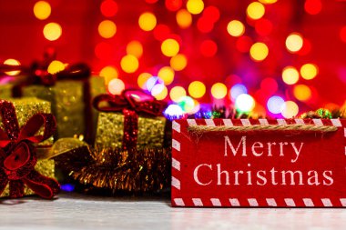 Bulanık ışıkların arka planında izole edilmiş renkli bir Noel kompozisyonu ile dekorasyon ve süslemeler.