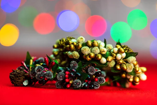 Des Couronnes Noël Décorées Colorées Isolées Sur Fond Lumières Floues — Photo