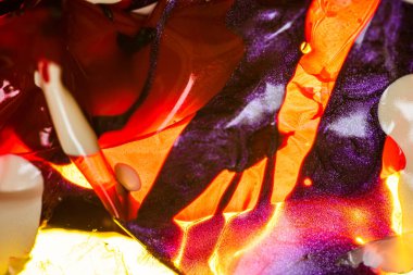 Su yüzeyinde yağ damlaları ve dalgaları olan soyut renkli arkaplan. Soyut arkaplan kavramı