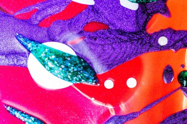 Su yüzeyinde yağ damlaları ve dalgaları olan soyut renkli arkaplan. Soyut arkaplan kavramı