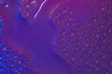 Renkli yüzeyde su damlaları olan soyut renkli arkaplan ya da arkaplan. Soyut arkaplan kavramı