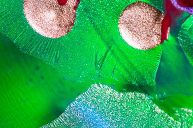 Su yüzeyinde yağ damlaları ve dalgaları olan soyut renkli arkaplan. Soyut arkaplan kavramı