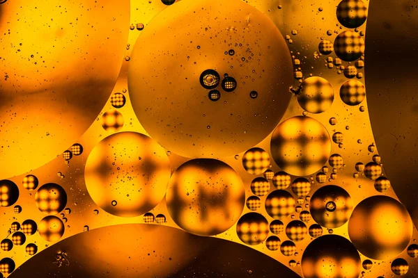 Su yüzeyinde yağ damlaları ve dalgaları olan soyut renkli arkaplan. Soyut arkaplan kavramı