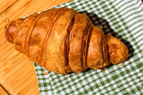 Detail Eines Frischen Croissants Auf Einem Holztisch Essen Und Frühstück — Stockfoto