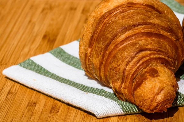 Detail Eines Frischen Croissants Auf Einem Holztisch Essen Und Frühstück — Stockfoto