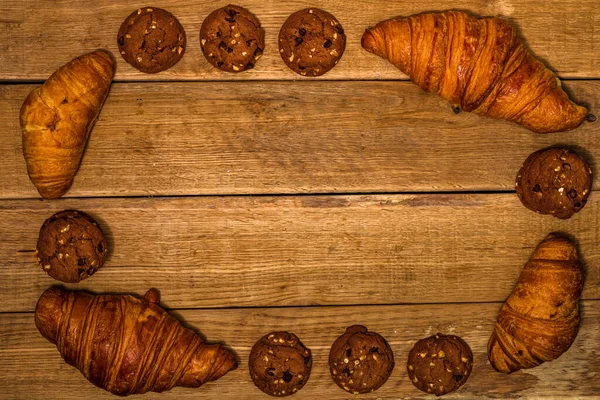 Croissant Frais Pâte Feuilletée Biscuits Sur Table Bois Concept Nourriture — Photo