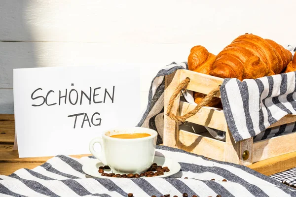 Kaffeetasse Und Gebuttertes Frisches Französisches Croissant Auf Holzkiste — Stockfoto