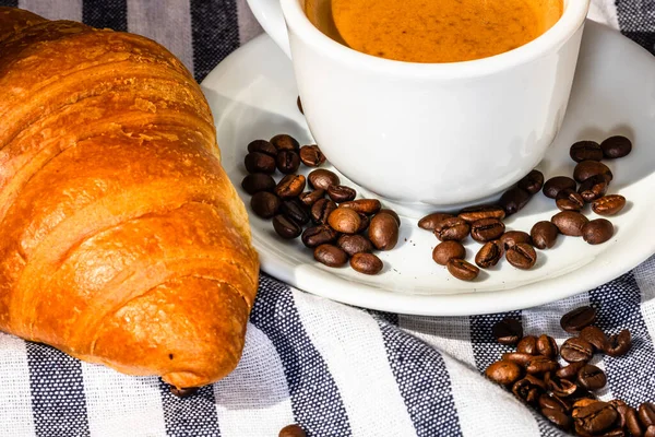 Detalj Kaffekopp Och Smörade Färsk Fransk Croissant Trälåda Mat Och — Stockfoto