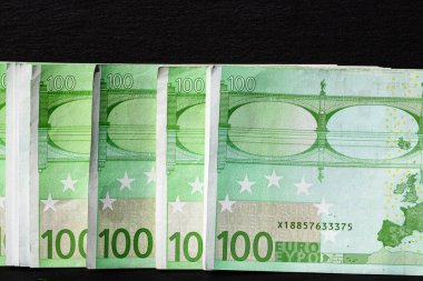 Avro banknotlarının detaylarına özen göster. Para banknotlarının makro detaylarını kapat, 100 Euro izole edilmiş. Dünya para kavramı, enflasyon ve ekonomi kavramı