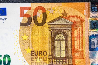 Avro banknotlarının detaylarına özen göster. Para banknotlarının makro detaylarını kapat, 50 Euro izole edilmiş. Dünya para kavramı, enflasyon ve ekonomi kavramı