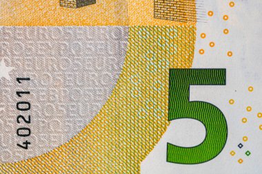 Avro banknotlarının detaylarına özen göster. Para banknotlarının makro detaylarını kapat, 5 Euro izole edilmiş. Dünya para kavramı, enflasyon ve ekonomi kavramı