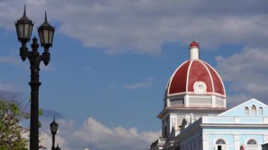 Cienfuegos Jose Marti Central Park, palmiyeler ve tarihi binalar, Cienfuegos Eyaleti, Küba, 2020