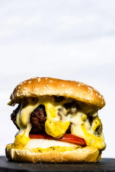 Beyaz arka planda izole edilmiş ev yapımı çizburger. Eriyen peynirli sığır etli çizburger..
