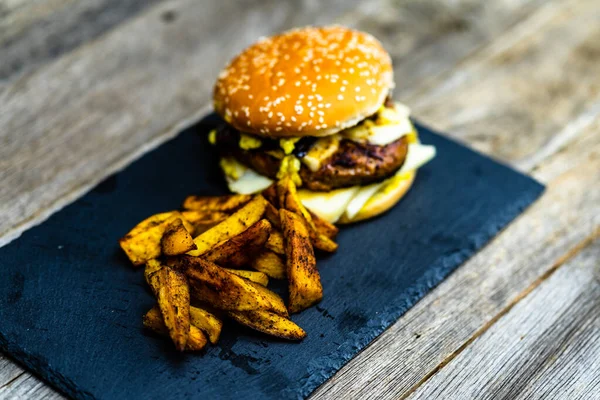 Hausgemachte Frische Leckere Käseburger Und Bratkartoffeln Auf Einem Holztisch — Stockfoto