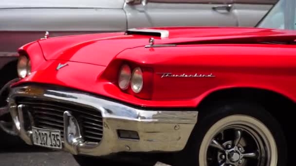 Красная Машина Pontiac Firebird Припаркована Центре Гаваны Классические Американские Автомобили — стоковое видео
