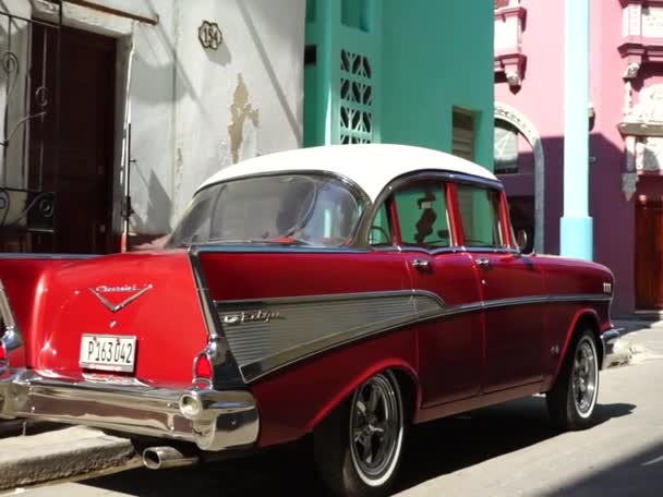 Rotes Auto Parkt Der Innenstadt Von Havanna Amerikanische Oldtimer Als — Stockvideo