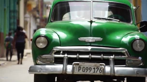 Groene Auto Geparkeerd Havana Klassieke Amerikaanse Auto Gebruikt Als Taxi — Stockvideo