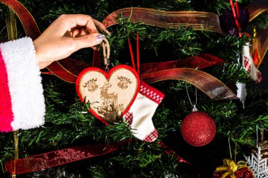 Noel ağacı süslemek, köknar dallarına Noel süslemeleri yapmak. Noel süslemeleri.