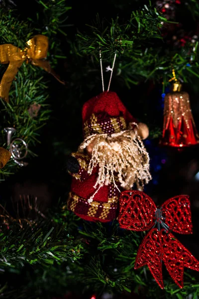 Weihnachtsschmuck Tannenbaum Geschmückter Weihnachtsbaum Tannenzweig Mit Christbaumschmuck — Stockfoto