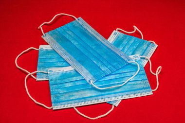 Tıbbi hijyenik maskenin detaylarını ve yakından incele. Korumalı cerrahi maskelerle yüzleş..