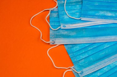Tıbbi hijyenik maskenin detaylarını ve yakından incele. Korumalı cerrahi maskelerle yüzleş..
