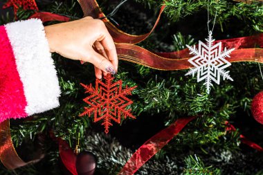 Noel ağacı süslemek, köknar dallarına Noel süslemeleri yapmak. Noel süslemeleri.