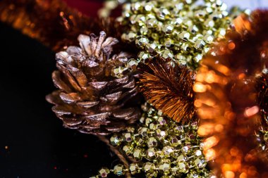 Noel ağacını renkli bir Noel kompozisyonuyla süslemek için süsler ve süsler.,