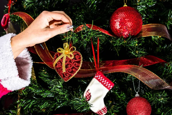 Decoração Árvore Natal Mão Colocando Decorações Natal Ramos Abeto Natal — Fotografia de Stock