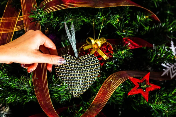 Decoração Árvore Natal Mão Colocando Decorações Natal Ramos Abeto Natal — Fotografia de Stock