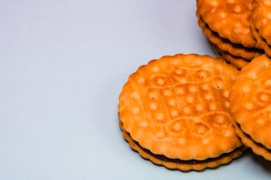 Çikolata kremalı yuvarlak bisküviler, çikolatalı bisküviler izole edilmiş..