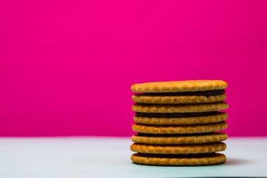 Çikolata kremalı yuvarlak bisküviler, çikolatalı bisküviler izole edilmiş..