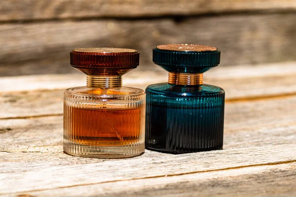 Elegantes Botellas Perfume Aisladas Sobre Fondo Madera Con Espacio Para — Foto de Stock