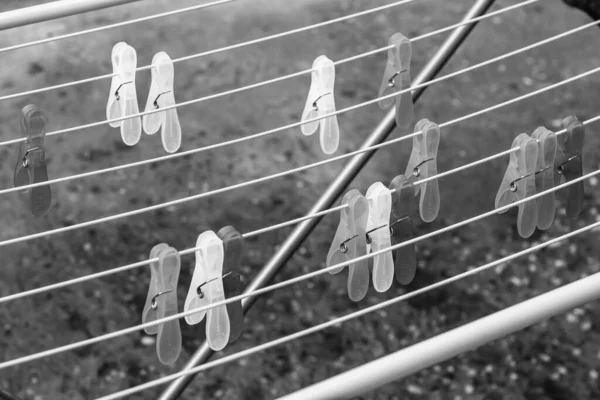 Piquets Vêtements Plastique Coloré Sur Séchoir Vêtements Métal Vide — Photo