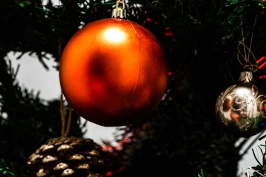 Noel süslemeleri köknar ağacında. Madalyalı Noel ağacı. Noel süslemeleri olan Firavun dalı.