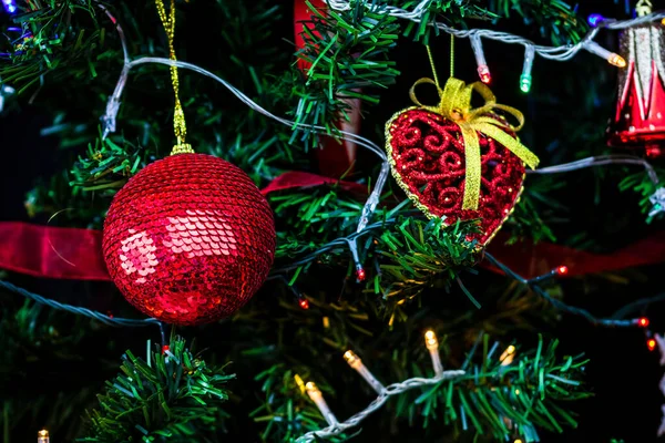 Kerstversiering Aan Dennenboom Versierde Kerstboom Fir Tak Met Kerstballen Decoraties — Stockfoto