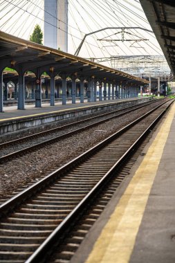 Coronavirus COVID-19 virüsünün neden olduğu değişiklikler ve komplikasyonlar, kalabalık olmayan dünya, boş tren platformu. Bükreş, Romanya, 2020 'deki Kuzey Tren İstasyonu' nda ne bir yolcu ne de bir yolcu var.