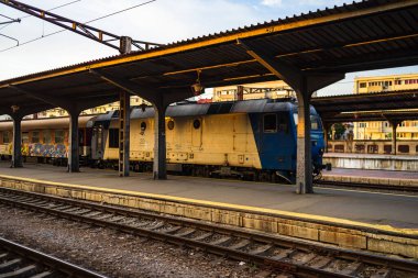 Coronavirus COVID-19 virüsünün neden olduğu değişiklikler ve komplikasyonlar, kalabalık olmayan dünya, boş tren platformu. Bükreş, Romanya, 2020 'deki Kuzey Tren İstasyonu' nda ne bir yolcu ne de bir yolcu var.