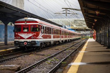 Coronavirus COVID-19 virüsünün neden olduğu değişiklikler ve komplikasyonlar, kalabalık olmayan dünya, boş tren platformu. Bükreş, Romanya, 2020 'deki Kuzey Tren İstasyonu' nda ne bir yolcu ne de bir yolcu var.