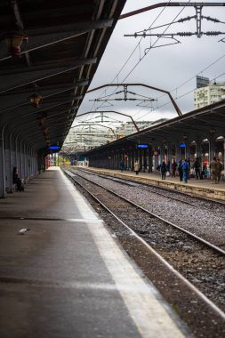 Coronavirus COVID-19 virüsünün neden olduğu değişiklikler ve komplikasyonlar, kalabalık olmayan dünya, boş tren platformu. Bükreş, Romanya, 2020 'deki Kuzey Tren İstasyonu' nda ne bir yolcu ne de bir yolcu var.