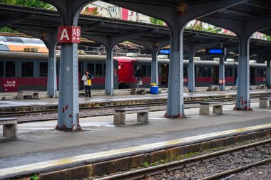 Coronavirus COVID-19 virüsünün neden olduğu değişiklikler ve komplikasyonlar, kalabalık olmayan dünya, boş tren platformu. Bükreş, Romanya, 2020 'deki Kuzey Tren İstasyonu' nda ne bir yolcu ne de bir yolcu var.